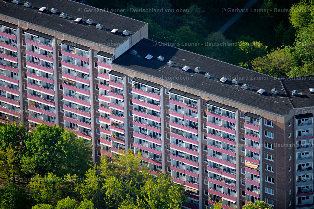 4026139 | ERFURT 06.05.2020 Hochhäuser im Wohngebiet einer industriell gefertigten Plattenbau- Siedlung an der Moskauer Straße im Ortsteil Moskauer Platz in Erfurt im Bundesland Thüringen, Deutschland. // Skyscrapers in the residential area of industrially manufactured settlement on Moskauer Strasse in the district Moskauer Platz in Erfurt in the state Thuringia, Germany. Foto: Gerhard Launer