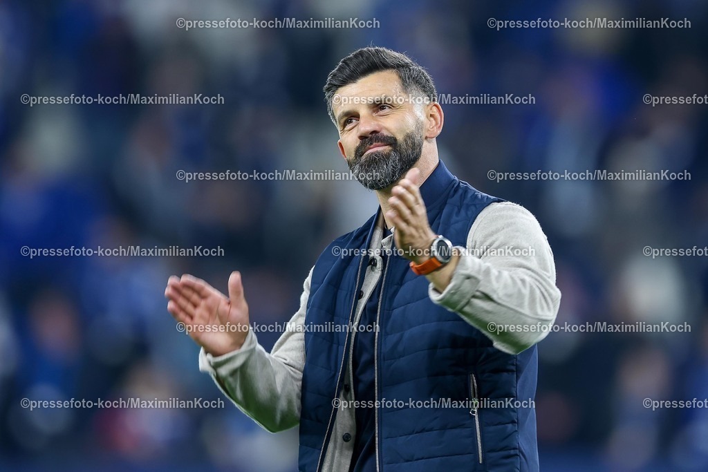 S0426092501298 | 25.09.2025, Fußball, FC Schalke 04 - SpVgg Greuther Fürth, 7.Spieltag, 2. Fußball Bundesliga, Veltins-Arena Gelsenkirchen, Saison 2025 2026: Abschlussjubel und Erleichterung bei den Schalkern nach dem 1:0 SIeg gegen Greuther Fürth. Cheftrainer Miron Muslic (Schalke04) DFB regulations prohibit any use of photographs as image sequences and or quasi-video.