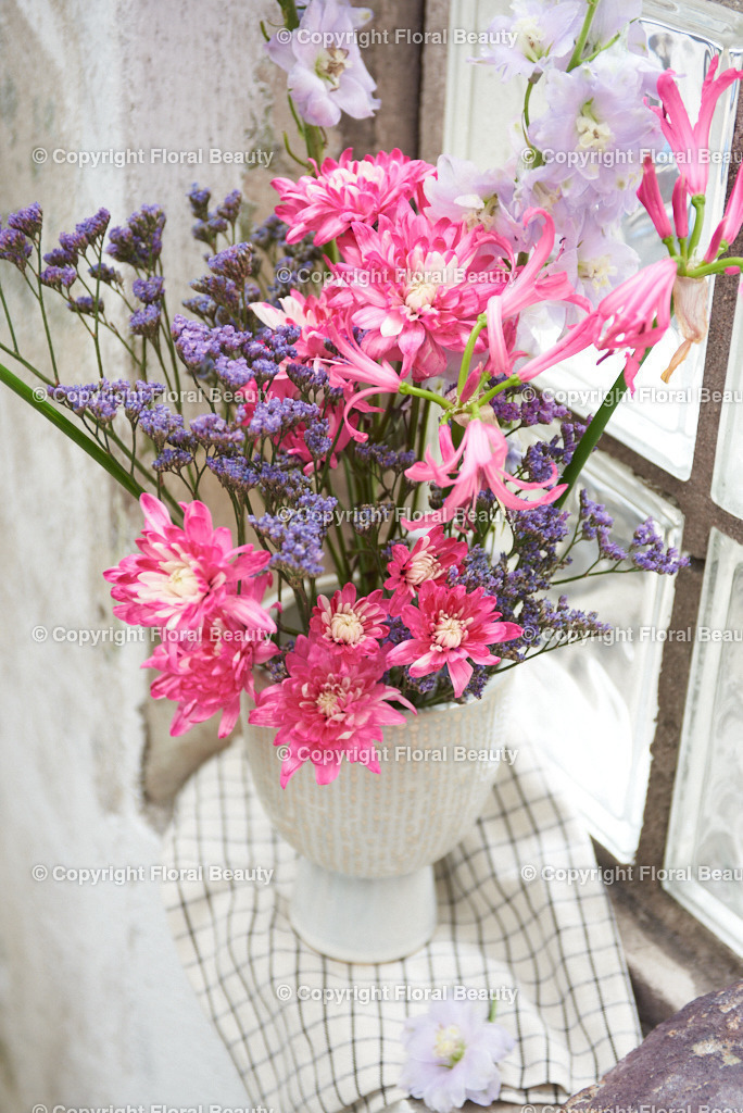 Wandbild Pinker Strauß am Fenster | pinke und violette Blumen auf shabby Fensterbank, Glasbausteine  - Realisiert mit Pictrs.com