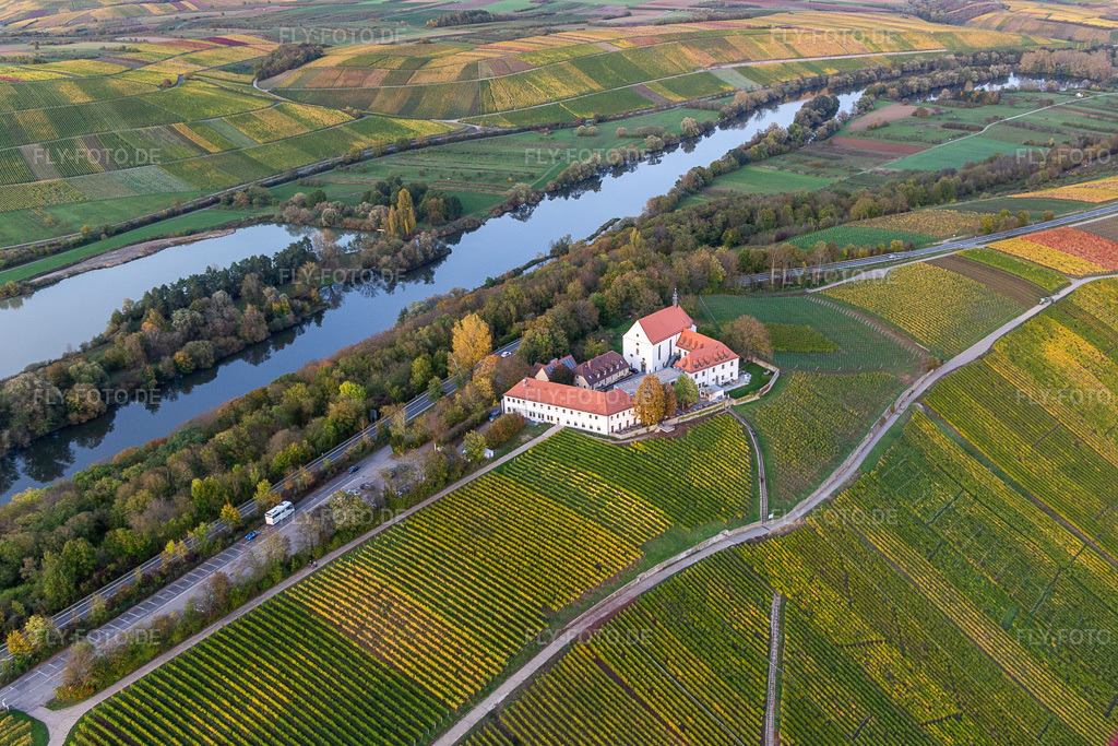 Luftbild: Weinbergs- Landschaft Mainhang an der Hotel & Restaurant Vogelsburg und Kirche Mariä Schutz Marker im Ortsteil Escherndorf in Volkach im Bundesland Bayern in Deutschland. Foto: IMG_119469.jpg vom 25.10.2019 durch Werner Riehm/FLY-FOTO.de