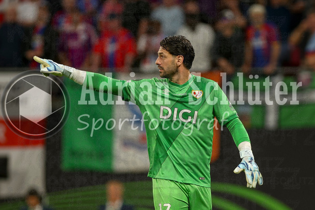 27.05.2026, EUR, Fussball, Herren, Conference League Finale, Saison 2025/2026, Crytsal Palace F.C. - Rayo Vallecano de Madrid | Augusto Batalla (Rayo Vallecano, #13) gestikuliert, Gestik und Mimik