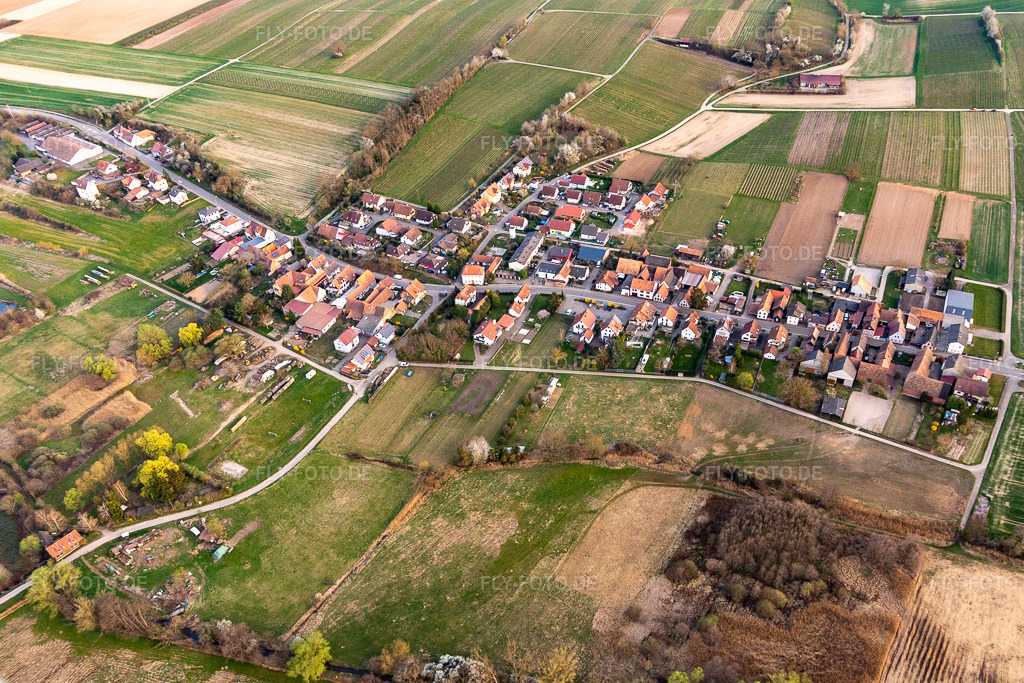 Luftbild: Dorfansicht aus Norden in Hergersweiler im Bundesland Rheinland-Pfalz in Deutschland. Foto: IMG_131087.jpg vom 28.03.2022 durch Werner Riehm/FLY-FOTO.deGemeinde Hergersweiler