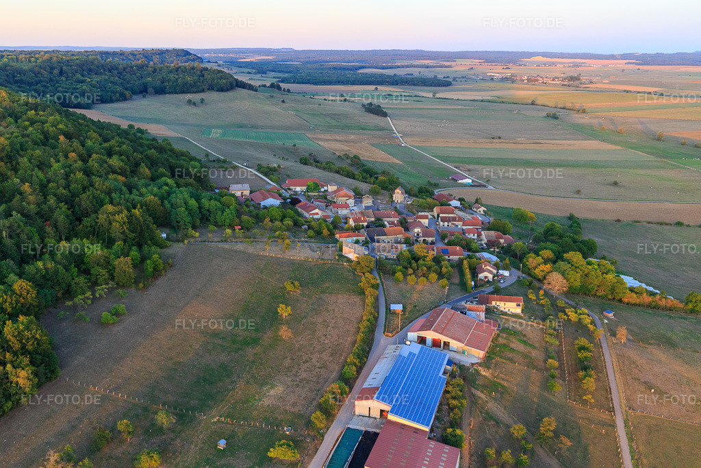 Luftbild: Ortsansicht aus Westen in Clérey-la-Côte im Bundesland Vosges in Frankreich.Foto: IMG_118382.jpg vom 15.09.2019 durch Werner Riehm/FLY-FOTO.deAuflösung des Originals: 5328 x 3552 px