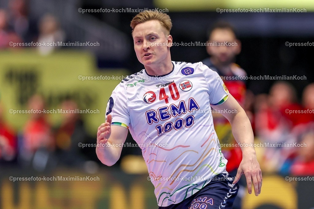 EHF22012602037 | 22.01.2026, Handball, Men's EHF EURO 2026, Spanien - Norwegen, Jyske Bank Boxen in Herning, Dänemark, Main Round:  August Baskar Pedersen (Norway #40)  jubelnd gestikulierend auf dem Spielfeld  
