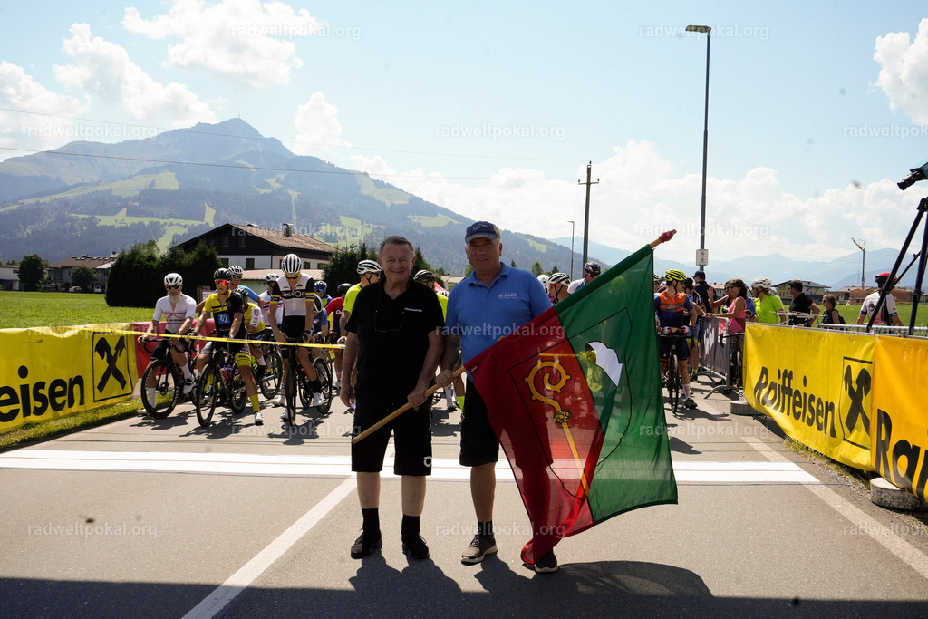 229_20230817_Bewerb_Maenner_Muehlanger | AUT - OESTERREICH, 2023-08-16: SPORT RENNRAD-FAHREN - 55. INTERNATIONALER RADWELTPOKAL IN ST. JOHANN IN TIROL  - Vintage-Radrennen mit WM-Bronze-Medaillen-Siegerin Christina Schweinberger, den Teilnehmer und Alexander Baumann (vom Orginastions-Team) - TAG 2 BEWERB MAENNER IN SECHS GRUPPEN  ; Foto: Roland Muehlanger