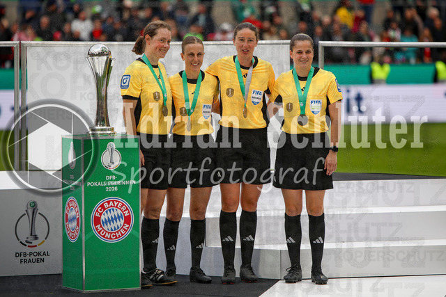 14.05.2026, GER, Fussball, Frauen, DFB-Pokal, Finale, Saison 2025/2026, VfL Wolfsburg - FC Bayern München | Schiedsrichterassistentin Simone Jakob, vierte Offizielle Davina Lutz, Schiedsrichterin Franziska Wildfeuer, Schiedsrichterassistentin Anne Uersfeld stehen mit Medaillen um den Hals neben dem DFB Pokal