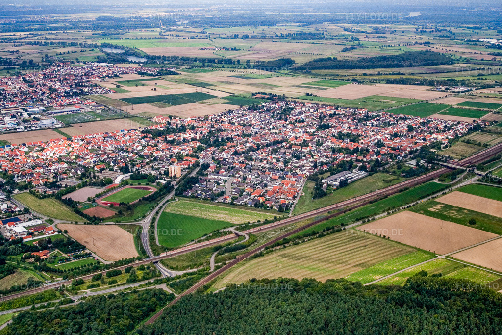 Luftbild: Ortsansicht von Osten in Neulußheim im Bundesland Baden-Württemberg in Deutschland. – Foto: IMG_12856.jpg vom 24.08.2008 durch Werner Riehm/FLY-FOTO.de – Auflösung des Originals: 3456 x 2304 px