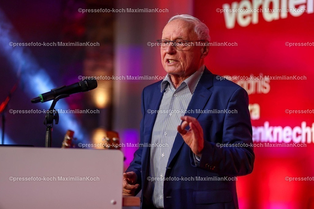 Wup06022501052 | 06.02.2025, Wahlkampfveranstaltung Bündnis Sahra Wagenknecht - Der Politiker Oskar Lafontaine bei seiner Rede in der Alten Papierfabrik in Wuppertal. 
