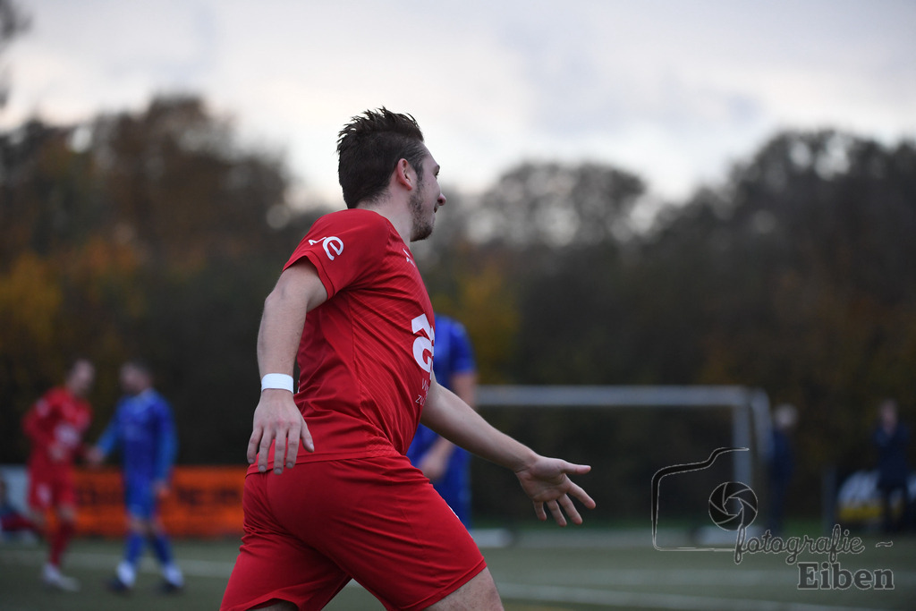 FC Rastede-VfL Wildeshausen | Herren Bezirksliga 2; FC Rastede (blau)-VfL Wildeshausen (rot) am 09.11.2025 in Rastede (Sportanlage Köttersweg), Photo: Philip Eiben 2025 - Realisiert mit Pictrs.com