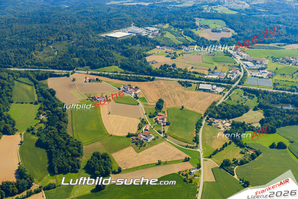 Schrägluftbild  Kalberbach  Neuburg am Inn - Das Luftbild wurde 2025 vom UL-Flugzeug heraus erstellt ( keine Drohne ) - Hochauflösende Luftaufnahme -Nicht vergleichbar mit Google Maps oder Satelittenbilder- Die Geschenkidee !Mit Lizenz und Bildrechte bestellbar