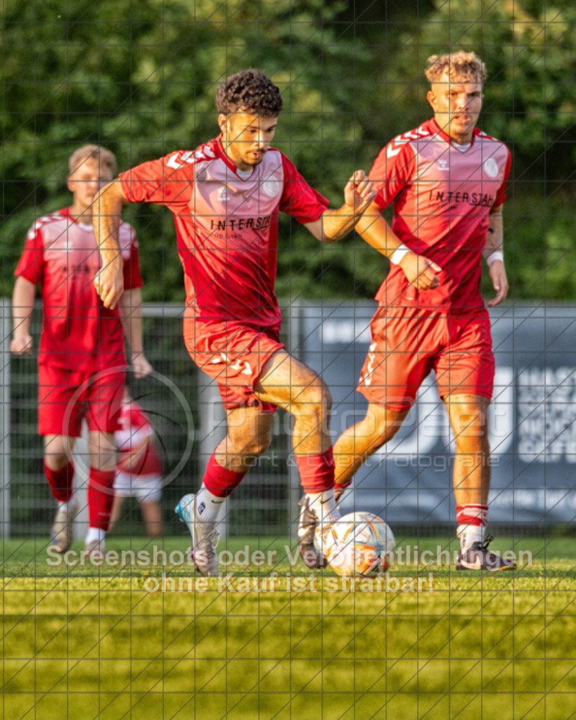 20250616_202801_0837-Bearbeitet | #,  TV Eybach (weiß) vs. 1.FC Donzdorf II (rot), Fussball, Entscheidungsspiel 3 in Kreisliga A3 - Bezirk Neckar/Fils, Saison 2024/2025, Rasensportplatz, Staufenecker Str. 41, 73084 Salach, 16.06.2025 - 18:30 Uhr,Foto: PhotoPeet-Sportfotografie/Peter Harich