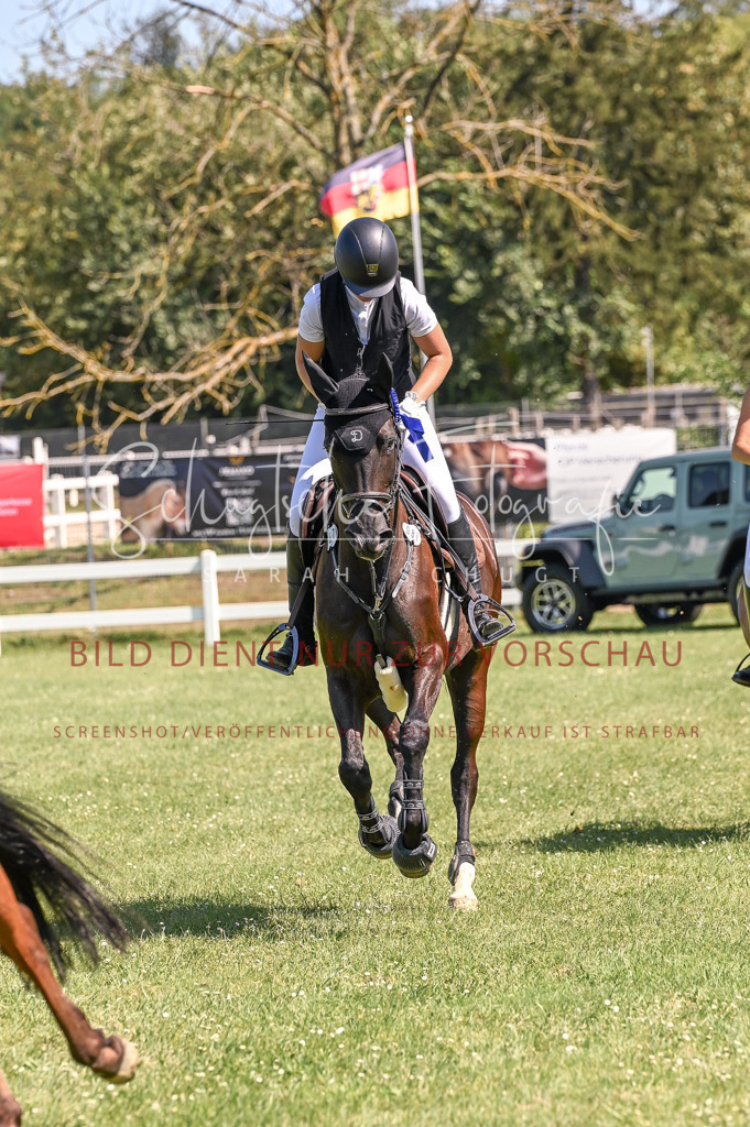 Schugtsche-Düren.2024.04-Stilspringprf.E-127 | Schugtsche Fotografie - Realisiert mit Pictrs.com