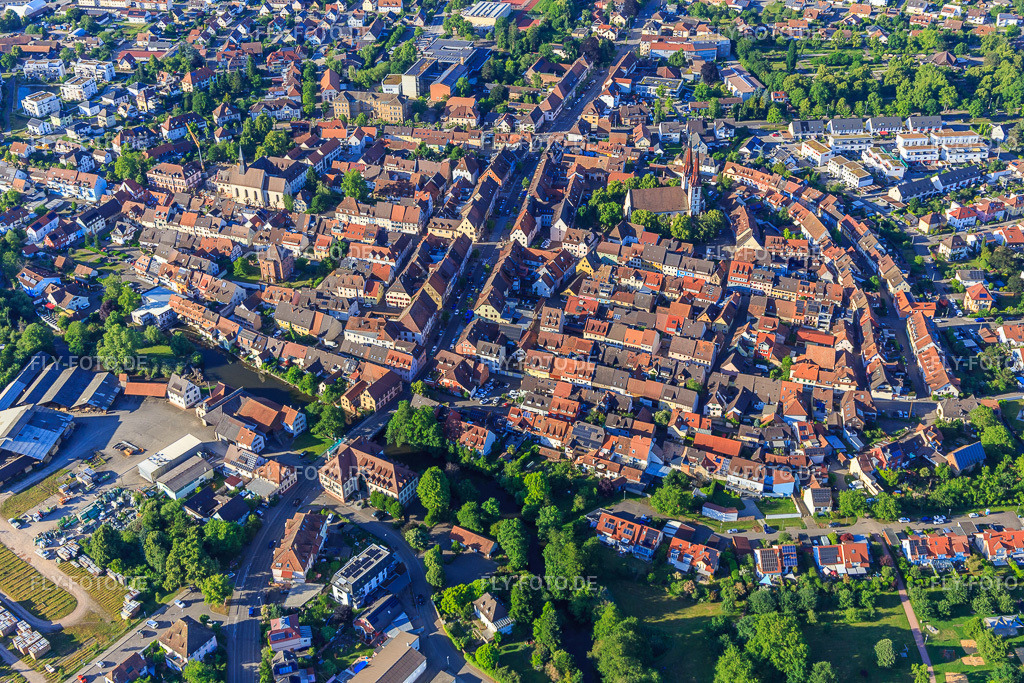Oberer und unterer Zirkel und Hauptstraße von Süden | Luftbild: Oberer und unterer Zirkel und Hauptstraße von Süden im Ortsteil Wonnental in Kenzingen im Bundesland Baden-Württemberg in Deutschland. Foto: IMG_147771.jpg vom 30.05.2025 durch Werner Riehm/FLY-FOTO.de - Realisiert mit Pictrs.com