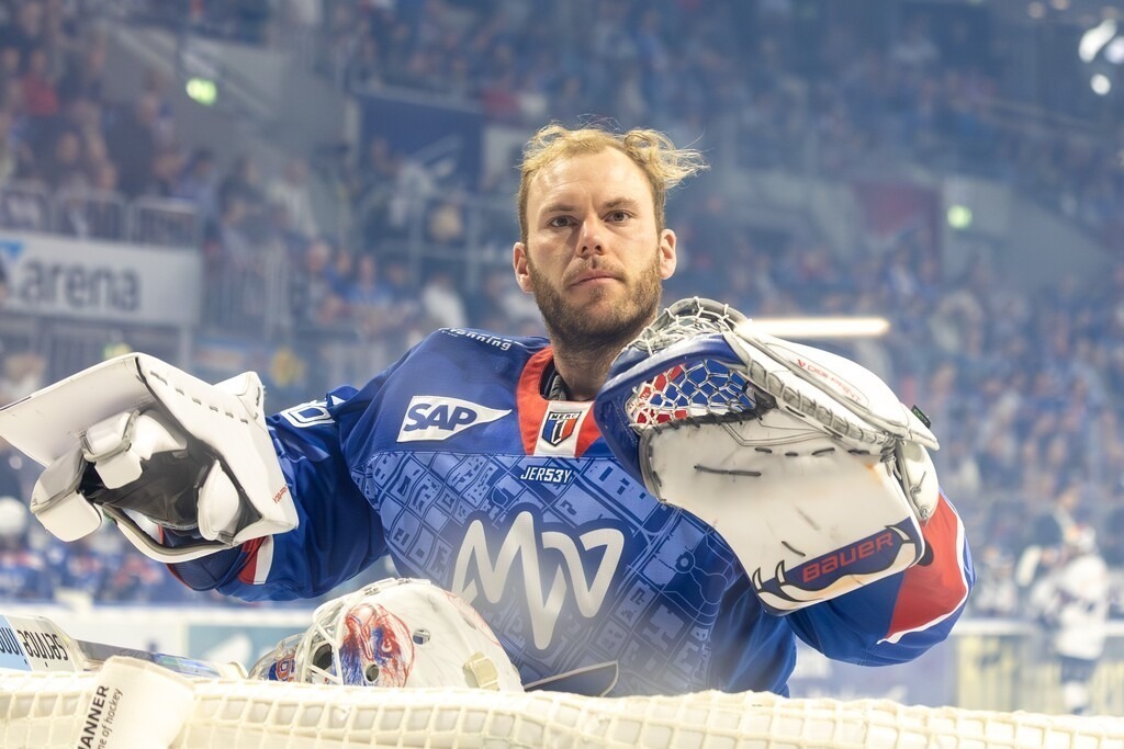 DEL, Deutsche Eishockey Liga Saison 2025/26, Playoff-Halbfinale, Spiel 5: Adler Mannheim gegen Red Bull München | DEL, Deutsche Eishockey Liga Saison 2025/26, Playoff-Halbfinale, Spiel 5: Adler Mannheim gegen Red Bull München***Ein zuversichtlicher Maximilian Franzreb kurz vor Beginn der Partie. Franzreb hatte mit tollen Paraden masgeblichen Anteil am Einzug ins Finale - Realisiert mit Pictrs.com