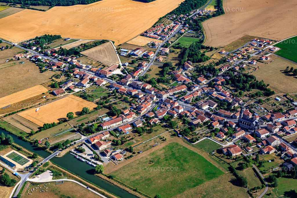 Aerial view: Village center in Lacroix-sur-Meuse in the state Meuse, France. – Photo: IMG_083342.jpg taken on 07/12/2015 by Werner Riehm/FLY-FOTO.com – Resolution of the original: 5472 x 3648 px