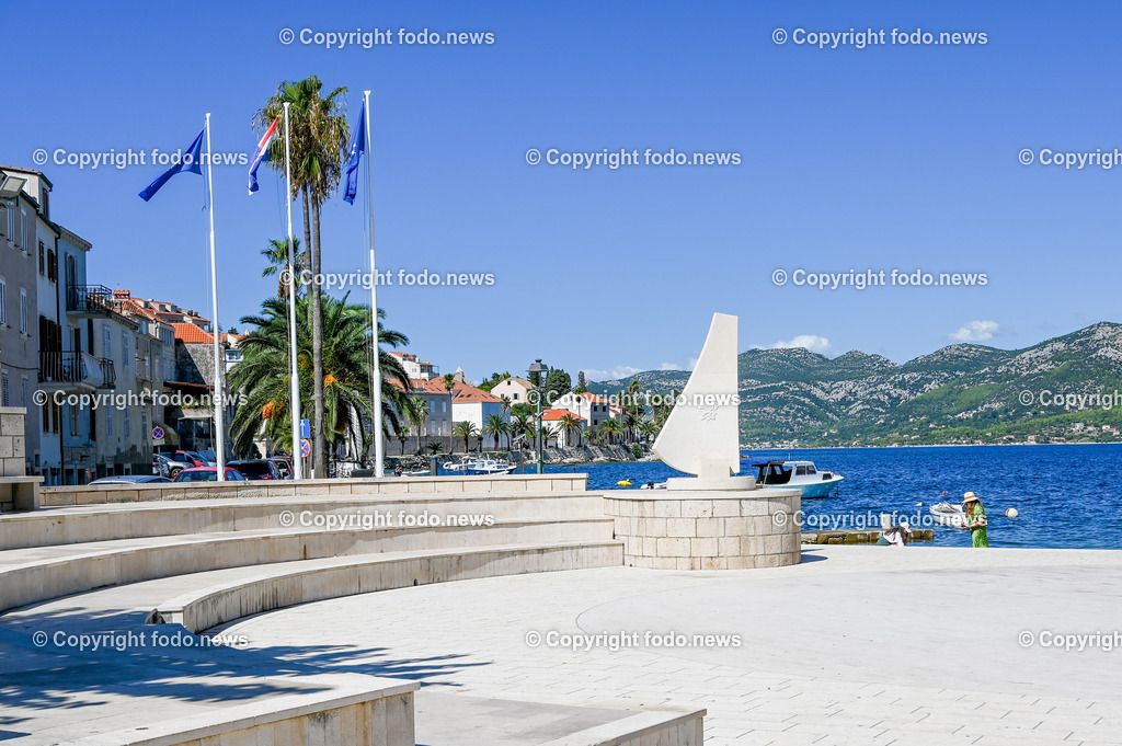 Kroatien_ Korcula_ Insel in Sueddalmatien_ Korcula Stadt_ 13.09.2024-117 | 13.09.2024, Kroatien, HRV, Korcula, Insel in Sueddalmatien, Korcula Stadt im Bild Hafen, Hafenansichten, Boot, Boote, Schiff, Schiffe, Gebauede, Adria, Meer, Stadtansichten, Altstadt, Marco Polo, Museum, Touristen, Souvenier, Restaurant, KonobaKorcula - Schwarzes Korfu - benannt nach den dunklen Kiefernwaeldern, ist eine zu Kroatien gehoerende Insel in der Adria vor der Kueste Sueddalmatiens. Zugleich ist sie Teil des Dinarischen Gebirges. Quelle: Wikipedia