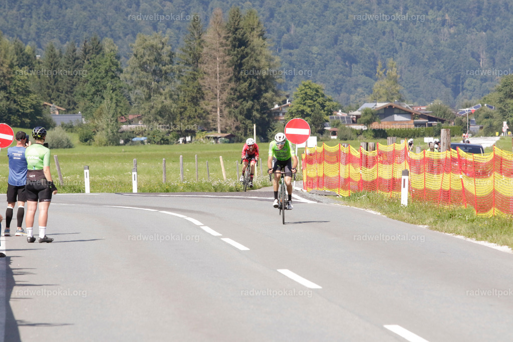 1139_20230817_Bewerb_Maenner_Muehlanger | AUT - OESTERREICH, 2023-08-16: SPORT RENNRAD-FAHREN - 55. INTERNATIONALER RADWELTPOKAL IN ST. JOHANN IN TIROL  - Vintage-Radrennen mit WM-Bronze-Medaillen-Siegerin Christina Schweinberger, den Teilnehmer und Alexander Baumann (vom Orginastions-Team) - TAG 2 BEWERB MAENNER IN SECHS GRUPPEN  ; Foto: Roland Muehlanger