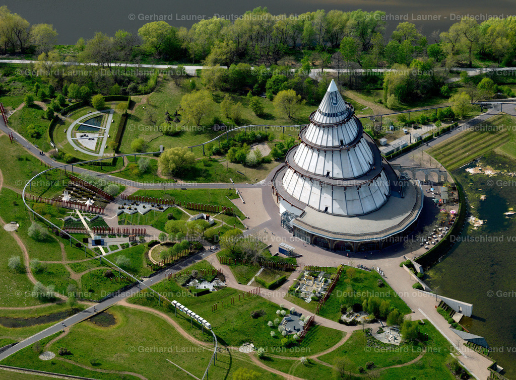 2709323 | Der Jahrtausendturm ist ein 60 Meter hoher Ausstellungs- und Aussichtsturm in Magdeburg in Sachsen-Anhalt. Der Entwurf des Turms stammt vom Schweizer Maler und Baugestalter Johannes Peter Staub. Der Jahrtausendturm wurde anlässlich der Bundesgartenschau 1999 im Magdeburger Elbauenpark errichtet