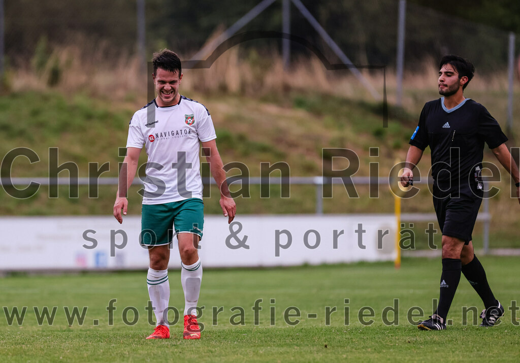 2023-07-28_090_FC_Schwaig_gegen_TSV_1860_Rosenheim | Oberding, Deutschland, 28.07.2023:
Fußball, Landesliga Südost 2023 / 2024, 3. Spieltag, FC Schwaig gegen TSV 1860 Rosenheim, Endergebnis: 1:1

Tobias Paulus (FC Schwaig, #7), Schiedsrichter Vincenzo Tropeano

Foto: Christian Riedel / fotografie-riedel.net