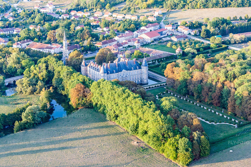 Vue aérienne: Château de Haroué à Haroué dans le département Meurthe et Moselle, France. Photo: IMG_117930.jpg prise le 14/09/2019 par Werner Riehm/FLY-FOTO.eu – Résolution de l'original: 5063 x 3375 px