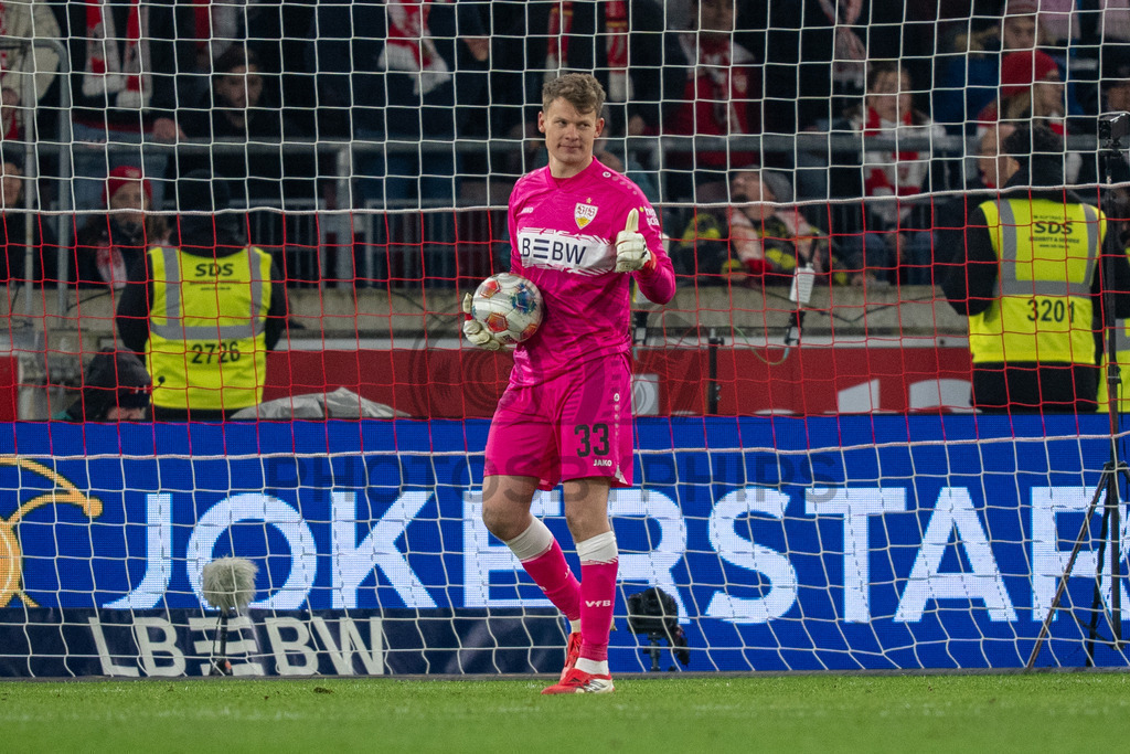 VfB Stuttgart vs. RB Leipzig, Fussball, 1. Bundesliga, 26. Spieltag, 15.03.2026 | Alexander Nuebel (VfB Stuttgart, #33),VfB Stuttgart vs. RB Leipzig, Fussball, 1. Bundesliga, 26. Spieltag, 15.03.2026Foto: photosbyphips/Philip Ziegler
