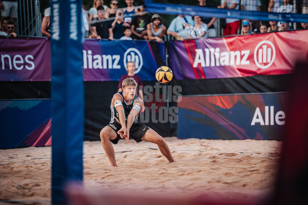 Beachvolleyball | Männer | Allianz German Beach Tour 2025 | Tourstop München | 05.07.2025 | Luis Kubo nimmt den Ball an
