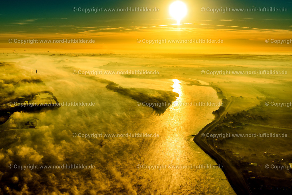 Hamburg_Hanskalbsand_Im_Nebel_ELS_0878031118 | JORK 03.11.2018 Sonnen Aufgang über der Landschaft des mit Hochnebel bedeckten Elbinsel entlang des Elbe- Flußverlaufes im Ortsteil Wedel in Hamburg, Deutschland. // Sunrise over the landscape of the mist covered Elbe island along the Elbe river in the district Wedel in Hamburg, Germany. Foto: Martin Elsen