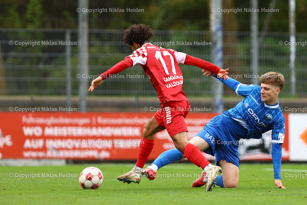 NH_FCEintrachtNorderstedt_BremerSV_RegionalligaNord_12102025 | #17 Jorge Lucas Camacho de Valdoleiros (FC Eintracht Norderstedt), #14 Luca-Maximilian Schlake (Bremer SV)Fußball I Herren I Regionalliga Nord I Saison 2025-2026 I 14. Spieltag I FC Eintracht Norderstedt - Bremer SV I 12.10.2025 I Edmund-Plambeck-Stadion