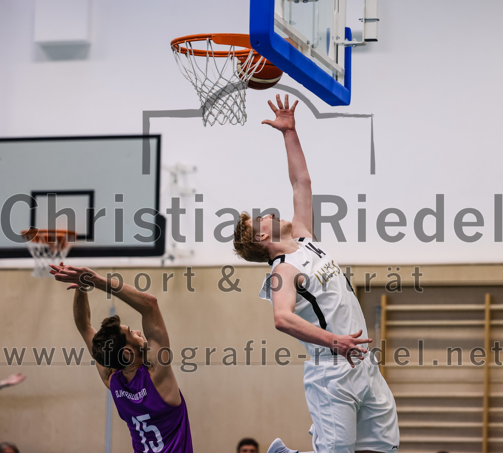 2022-05-01_052_TSV_Vaterstetten_gegen_DJK_Traunstein | Vaterstetten, Deutschland, 01.05.2022:
Basketball, Aufstiegsrunde zur Bayernliga 2021 / 2022, 5. Spieltag, TSV Vaterstetten gegen DJK Traunstein, Endergebnis: 87:79

Maximilian Hoernes (DJK Traunstein, #15), Alain Gales (TSV Vaterstetten, #14)

Foto: Christian Riedel / fotografie-riedel.net