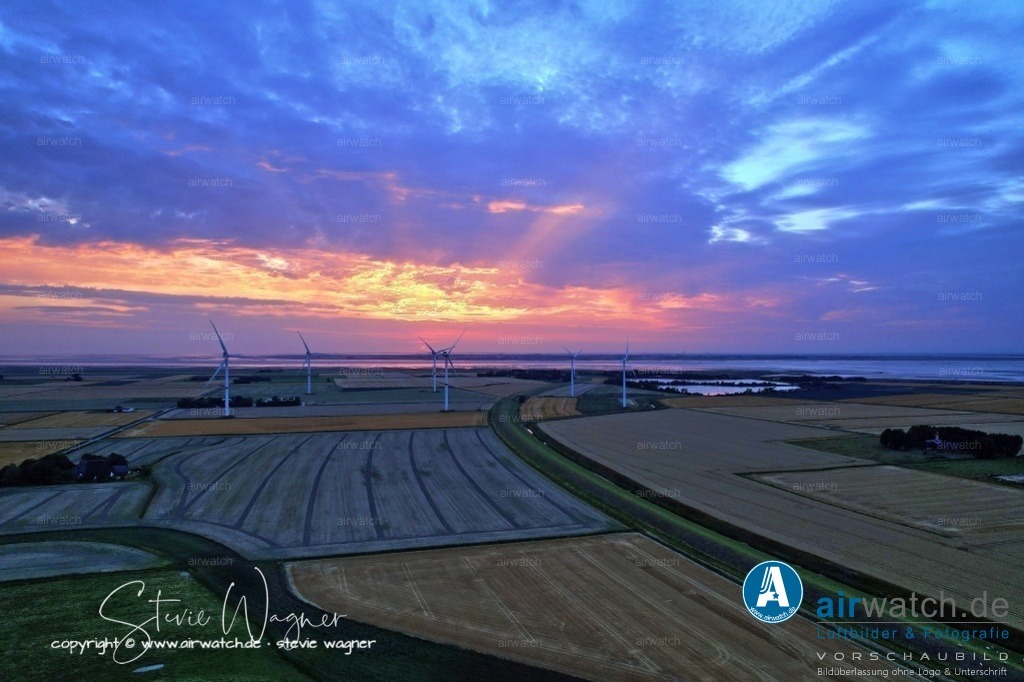 Windpark - Simonsberg | Entdecken Sie atemberaubende Luftbilder und Fotografien auf airwatch.de - Tauchen Sie ein in eine Welt voller faszinierender Aufnahmen aus der Vogelperspektive.