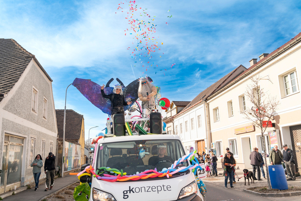 Umzug2025-126_9081 | Fotostrecke: FASCHINGSUMZUG 2025 in Loosdorf. 22 Masken(gruppen)-Teilnehmer: Loosdorfer Vereine, Wirtschaftstreibende, Gemeindeabordnungen sowie Kreditinstitute. rund 700 Besucher entlang der Hauptstrasse. Veranstaltungs-Sicherung durch Mannschaft der FF-Loosdorf mit schwerem Gerät. Maskenprämierung am EKZ-Platz durch Bgm. Thomas Vasku in den Kategorien: Bester Festwagen (Fa. gkonzept-Groissenberger; Beste Personengruppe-ASK-Loosdorf; Beste Einzelperson; Weiteste Anreise-FF Schollach;
