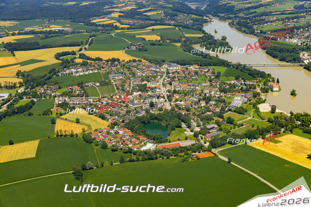 Aktuelles Luftbild von  Neuhaus am Inn - Die Luftaufnahme wurde 2022 mittels UL-Flugzeug erstellt ( keine Drohne ) - hochauflösende Kamera-Systeme von  Canon -Beste Qualität - Für grossformatige Ausdrucke geeignet. Die Geschenkidee !