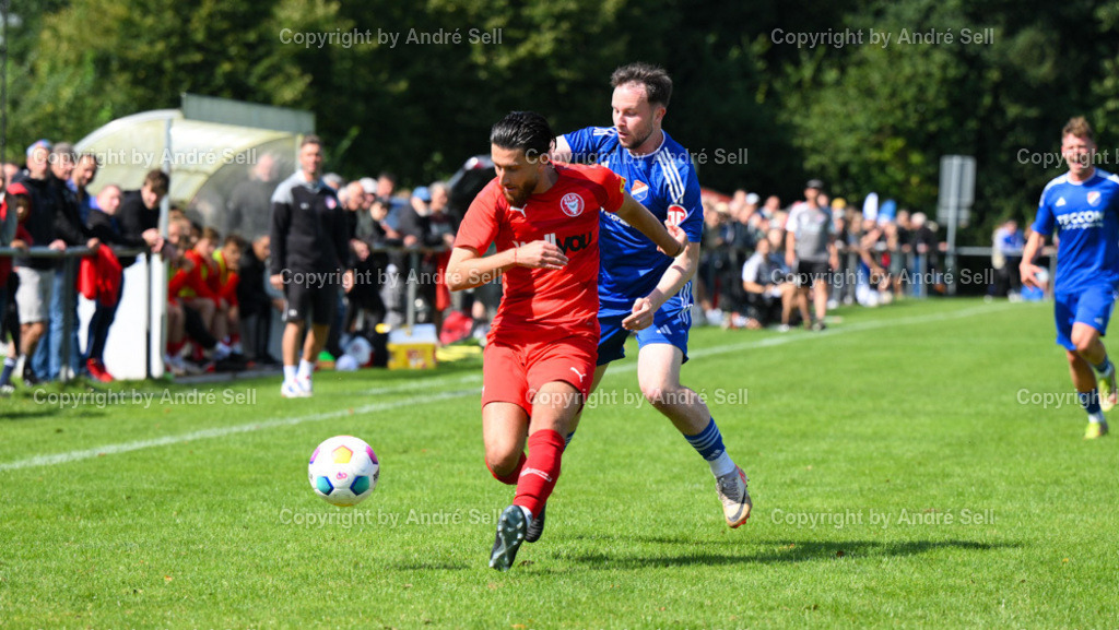 SpVg Eidertal Molfsee vs FC Kilia Kiel | Fynn Mortensen (Molfsee #11) / Berat Ayyildiz (Kilia #7) - Fußball-Oberliga Männer 2024/2025 / SpVg Eidertal Molfsee vs FC Kilia Kiel / Platz A / Molfsee / 25.08.24 - Realisiert mit Pictrs.com