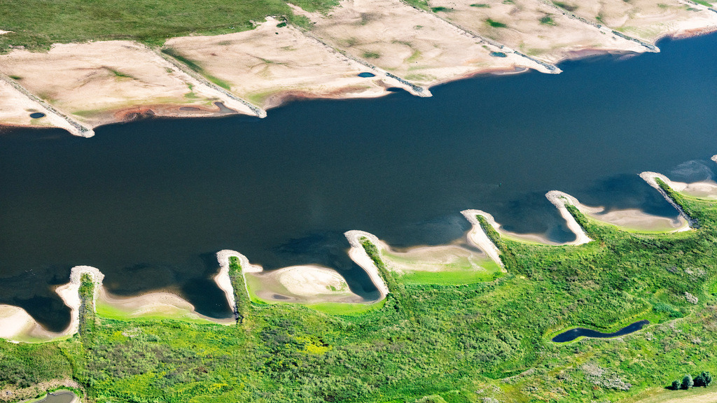 dr__0030245.jpg | SCHöNBERG 24.07.2019 Sand- Aufspülungen und Ablagerungen an der Buhnen- Landschaft der Uferbereiche der Elbe des Niedrigwasser- Pegels- Flussverlaufes in Schönberg im Bundesland Sachsen-Anhalt, Deutschland. // Groyne head of the of the River Elbe river course in Schoenberg in the state Saxony-Anhalt, Germany. Foto: Daniel Reiter
