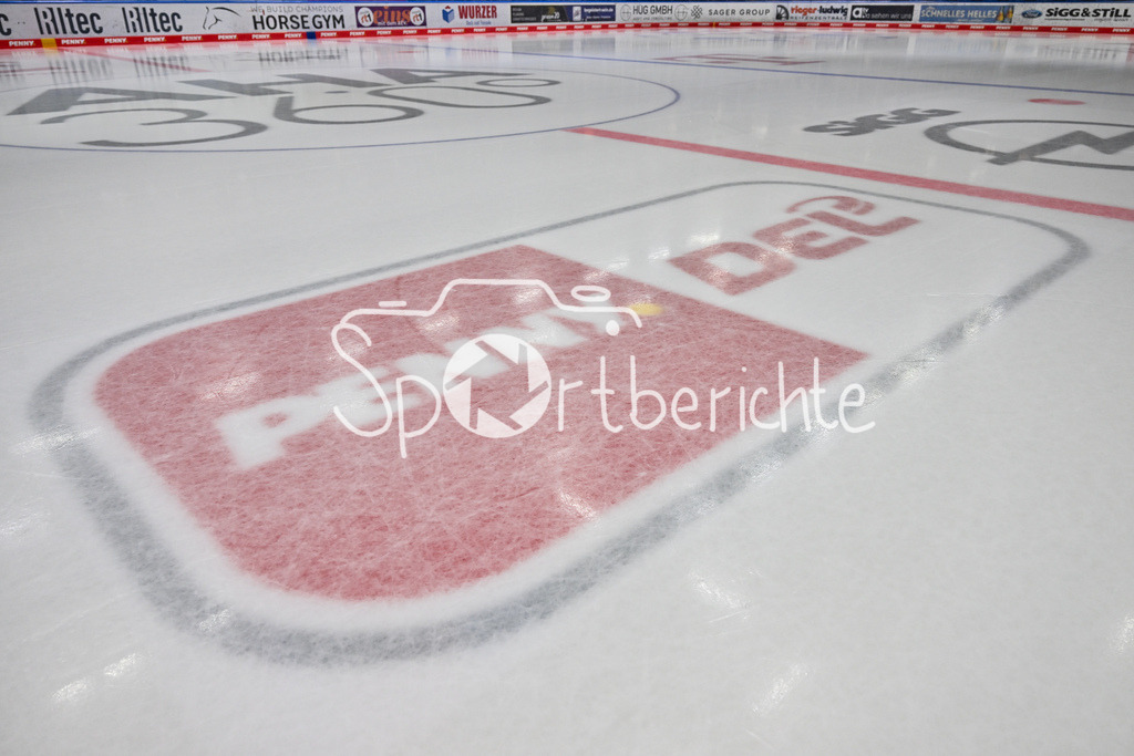 Augsburger Panther - Iserlohn Roosters | Im Bild das PENNY DEL Logo an der blauen Linie im CFS in Augsburg / Symbolbild / Penny DEL: Augsburger Panther - Iserlohn Roosters; Curt Frenzel Stadion am 21.09.2025