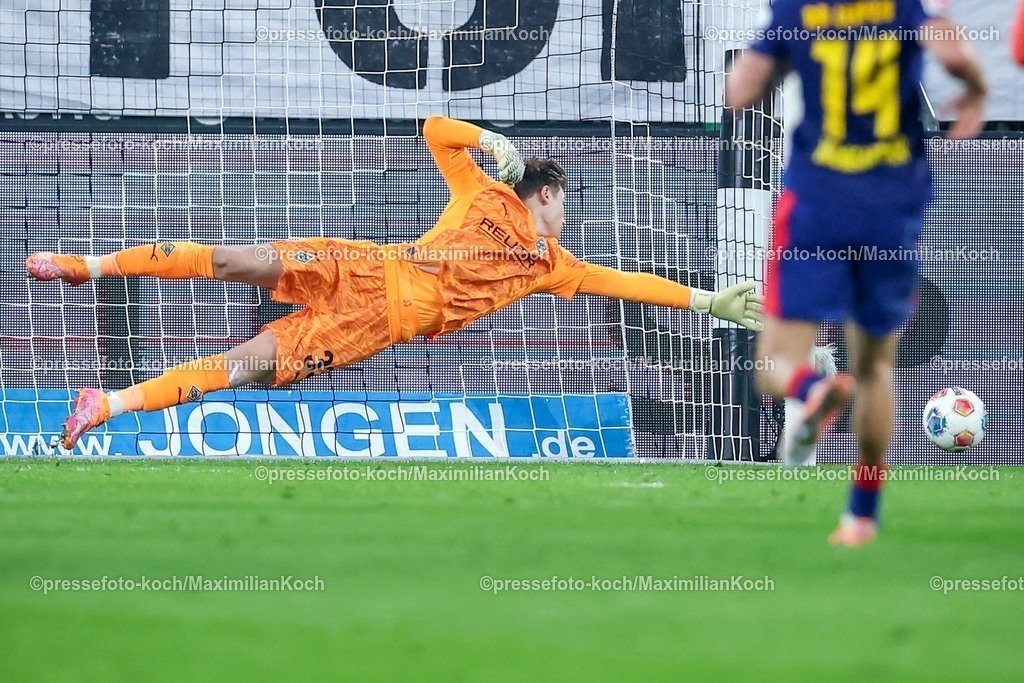 BMG28112501040 | 28.11.2025, Fußball, Borussia Mönchengladbach - RB Leipzig, 1. Fußball Bundesliga, 12.Spieltag, Borussia-Park, Saison 2025 2026: Torwart Moritz Nicolas&nbsp;(Borussia Mönchengladbach #33) bei der Parade DFB regulations prohibit any use of photographs as image sequences and or quasi-video.