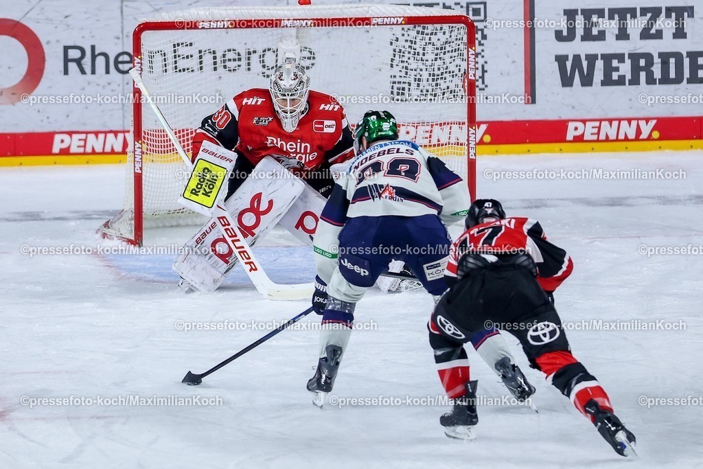 KEC20042601062 | 20.04.2026, Eishockey, DEL Halbfinale Play-Offs, Kölner Haie - Eisbären Berlin, Spiel 6, Lanxess-Arena Köln: Goalie Janne Juvonen (Kölner Haie #30) verteidigt das Tor gegen Marcel Noebels (Eisbären Berlin #92) 