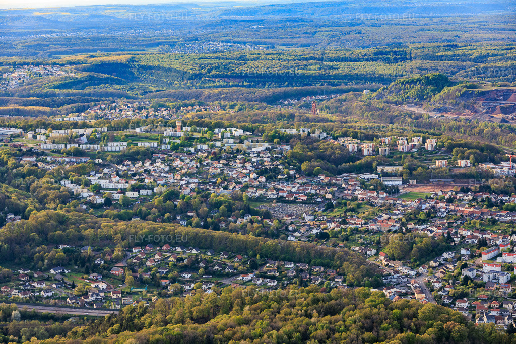 Vue aérienne: Vue de la ville depuis le sud à le quartier Cité de la Chapelle in Freyming-Merlebach dans le département Moselle, France.Photo: IMG_154282.jpg prise le 17/04/2026 par Werner Riehm/FLY-FOTO.euRésolution de l'original: 5808 x 3872 px