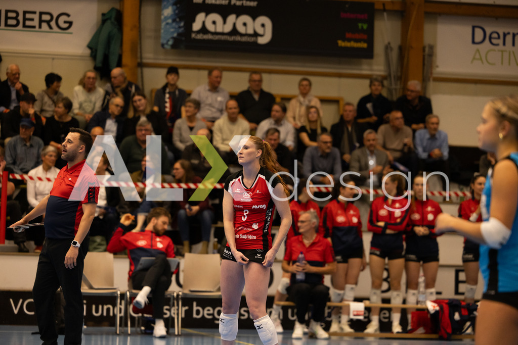 Volleyball I Frauen I Saison 2025-2026 I CEV Volleyball Challenge Cup 2026 | Women I 16th Finals I VC Kanti Schaffhausen - TJ Ostrava I 03.12.2025 | VC Kanti Schaffhausen - 3 Sydney Cole (USA) – Pass / Zuspiel - Realisiert mit Pictrs.com