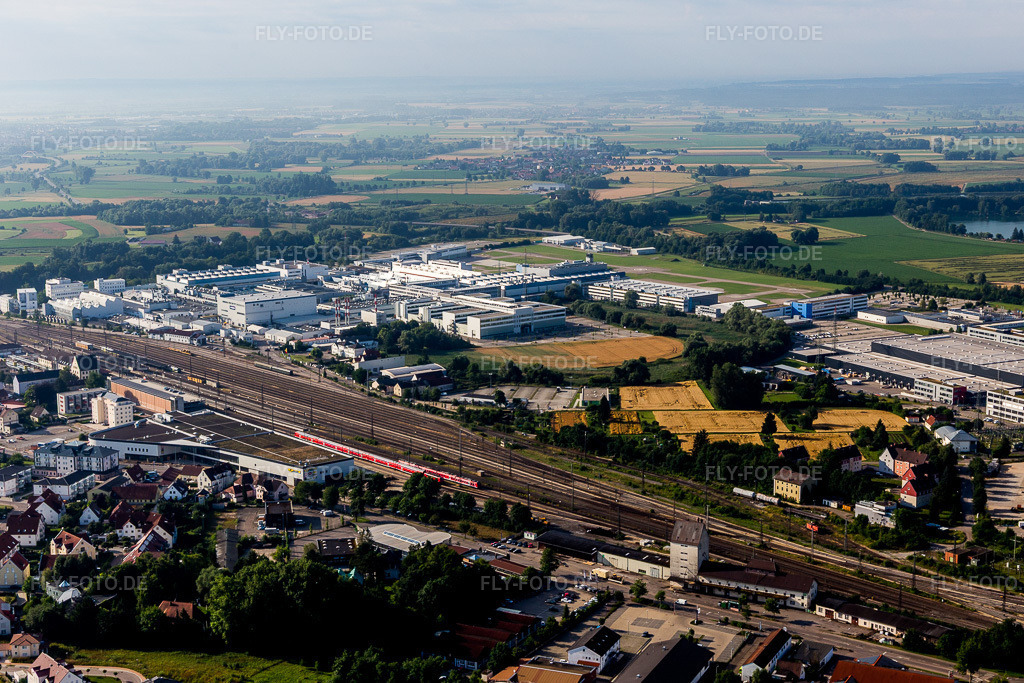Luftbild: Industrie- und Gewerbegebiet südlich des Bahnhof im Ortsteil Riedlingen in Donauwörth im Bundesland Bayern in Deutschland. Foto: IMG_101723.jpg vom 08.07.2017 durch Werner Riehm/FLY-FOTO.de