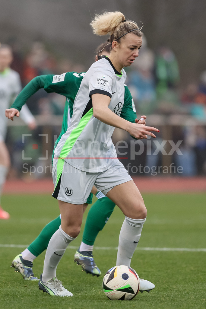 Fussball, Google Pixel Frauen-Bundesliga, SV Werder Bremen - VfL Wolfsburg | v.li.: Lena Lattwein (VfL Wolfsburg, 8) am Ball, Einzelbild, Ganzkörper, Aktion, Action, Spielszene, DIE DFB-RICHTLINIEN UNTERSAGEN JEGLICHE NUTZUNG VON FOTOS ALS SEQUENZBILDER UND/ODER VIDEOÄHNLICHE FOTOSTRECKEN. DFB REGULATIONS PROHIBIT ANY USE OF PHOTOGRAPHS AS IMAGE SEQUENCES AND/OR QUASI-VIDEO.