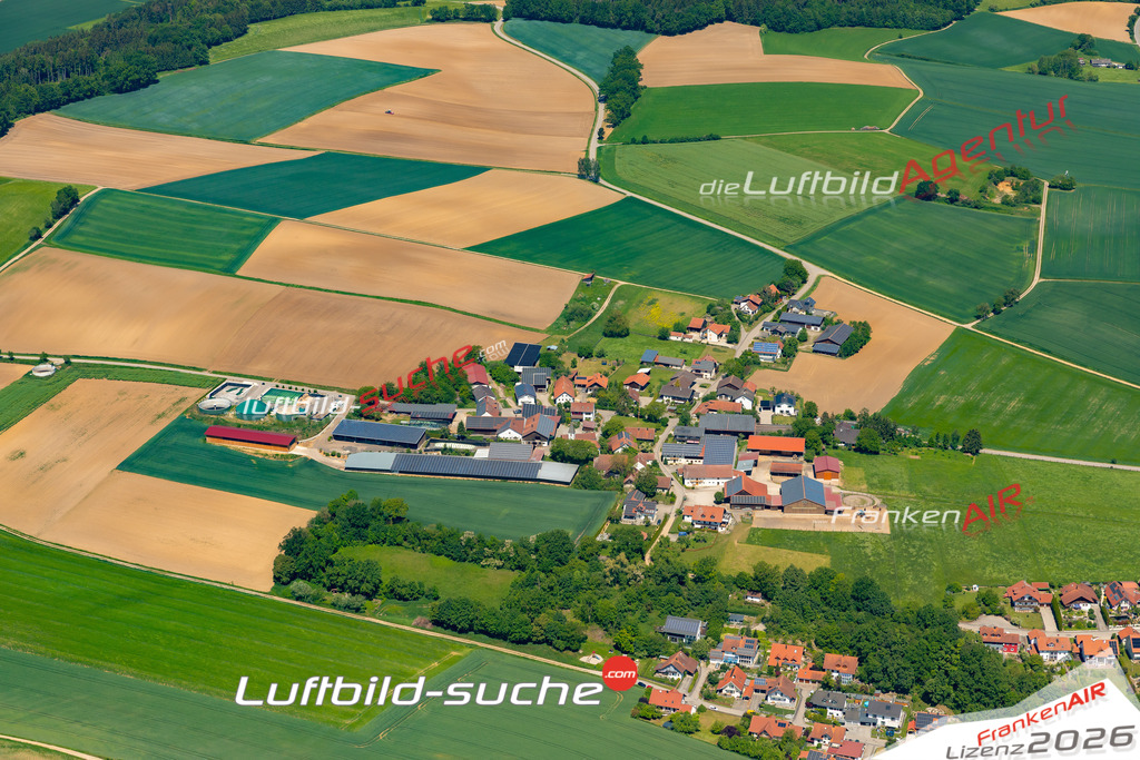 Das Luftbild zeigt : Moosberg Weng - Die Luftaufnahme wurde 2024 vom UL-Flugzeug aus erstellt ( keine Drohne ) - Hochauflösende Luftaufnahme - Für grossformatige Ausdrucke geeignet. Die Geschenkidee !Mit Lizenz und Bildrechte bestellbar