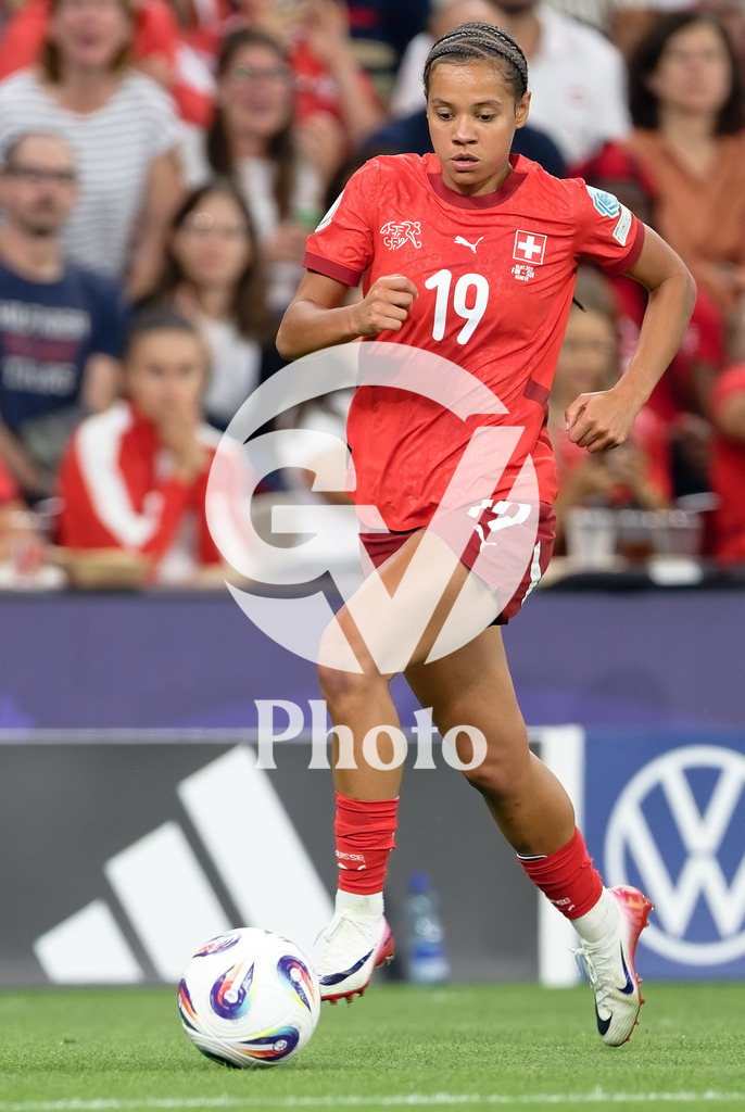 Finland v Switzerland: UEFA Women's EURO 2025 Group A | GENEVA, SWITZERLAND - JULY 10: Iman Beney of Switzerland controls the ball  during the UEFA Women's EURO 2025 Group A match between Finland and Switzerland at Stade de Geneve on July 10, 2025 in Geneva, Switzerland. (Photo by Giuseppe Velletri/Sports Press Photo/Getty Images)