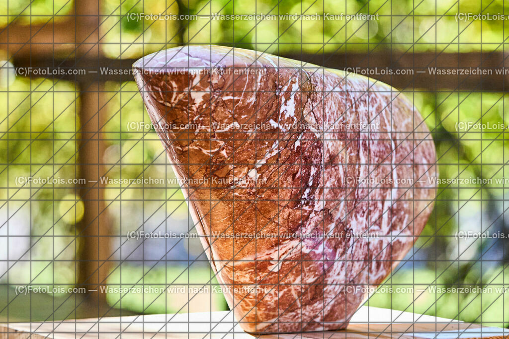 ALP1526_TdoA-NOe_SteinSkulpturen_roter Kalk | (C)FotoLois.com, Alois Spandl, NÖ-Tage der offenen Ateliers, STEINSKULPTUREN von Maria HEINRICH, präsentiert im rothschild'schen Glassalon - am Sonntag mit musikalischer Untermalung von LIUNZE BRASS - sozusagen 'Das klingende offene Atelier der Steinskulpturen' in Langau/Maierhöfen, So 16. Oktober 2022.