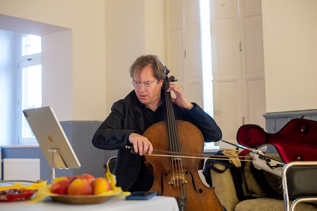 Jan Vogler | Jan Vogler spielt Bach im Forte Belvedere Leisnig zum Festival Hallo Leisnig 2022. - Realisiert mit Pictrs.com