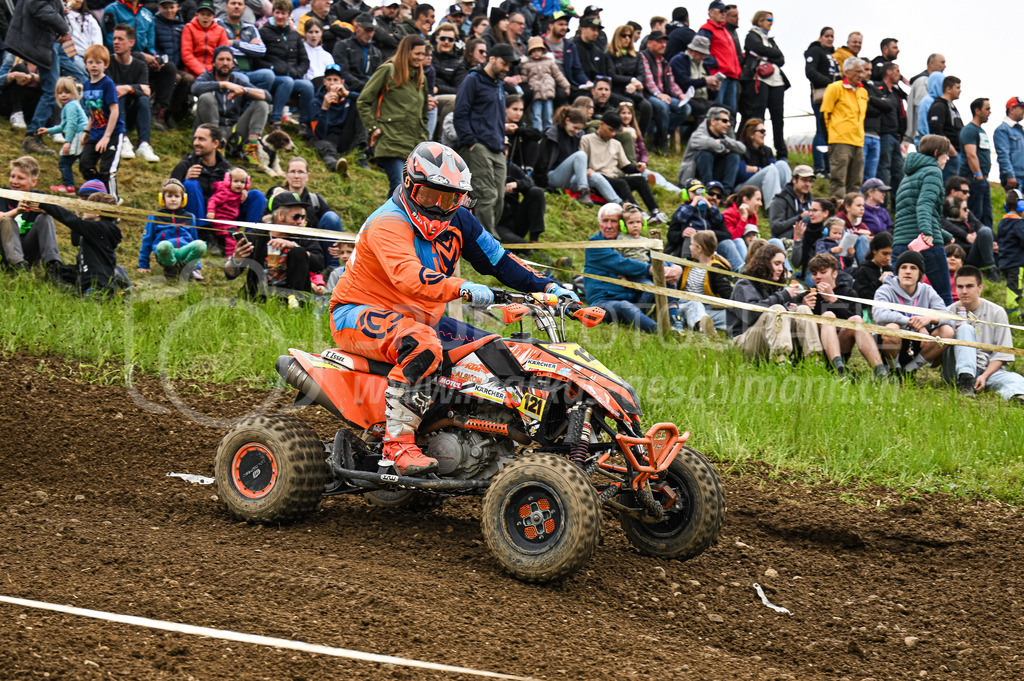 Motocross Schlatt bei Winterthur - 30. April 2023 | #121 Issel Thomas aus Faoug (CH) auf KTM in der Kategorie Quad am Motocross Schlatt bei Winterthur, 30. April 2023. 
Instagram: @mx_schlatt | @mc_wila | @sam_schweiz
Bild: Sportfotografie Markus Aeschimann | www.markus-aeschimann.ch - Realisiert mit Pictrs.com