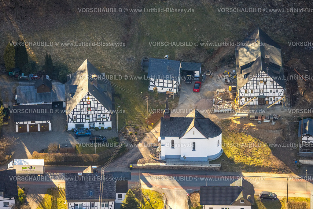 Kirchhundem250308506KapelleWirme | Luftbild, Kirche Kapelle Wirme und Fachwerkhäuser in Wirme, Kirchhundem, Sauerland, Nordrhein-Westfalen, Deutschland