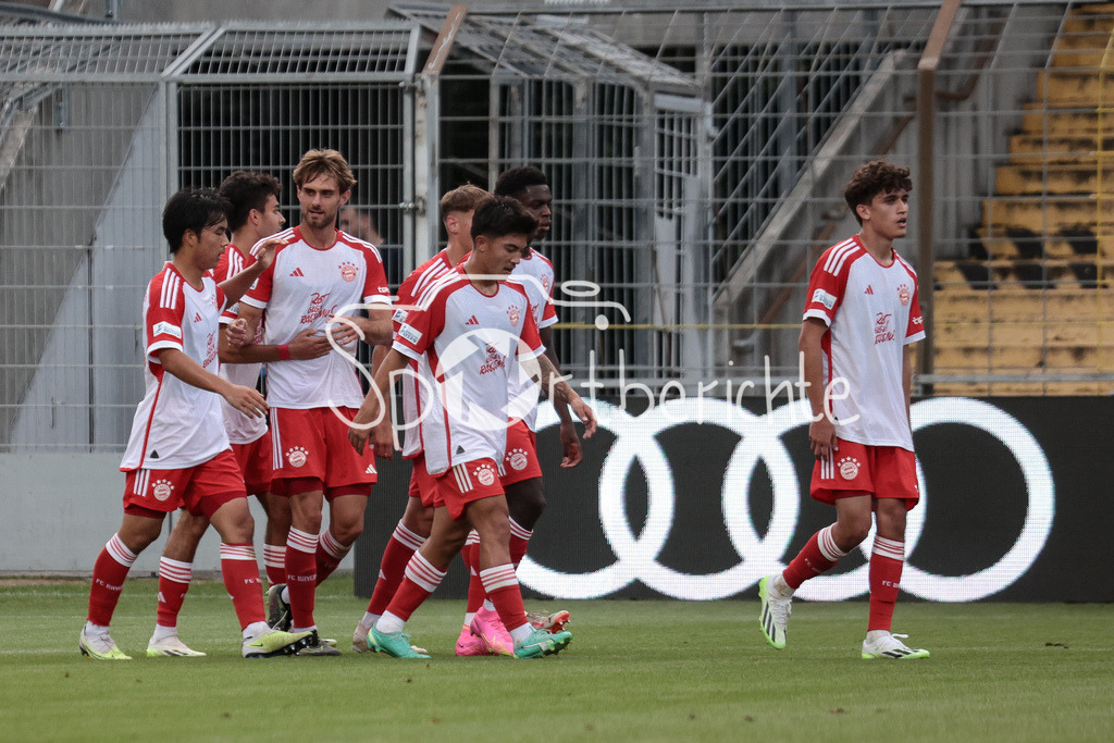 FC Bayern Amateure - Türkgücü München | Die Bayern jubeln ueber den Augsgleich zum 1-1 durch Lucas Fernando COPADO SCHROBENHAUSER (FCB #9) / Tor / Jubel