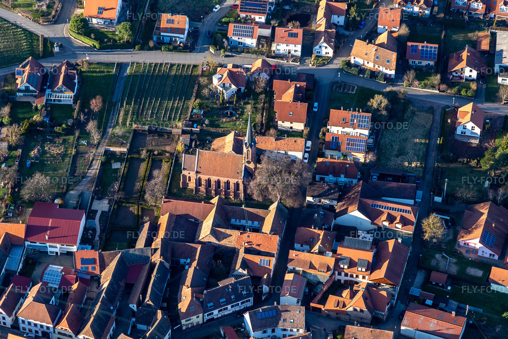 Luftbild: protestantische Kirche in Birkweiler im Bundesland Rheinland-Pfalz in Deutschland. Foto: IMG_130636.jpg vom 23.02.2022 durch Werner Riehm/FLY-FOTO.deWeinort Birkweiler
