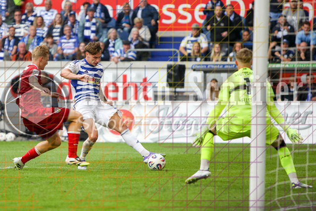 MSV Duisburg vs VfB Stuttgart II - 3. Liga | Duisburg, Deutschland, 02.08.25:   Maximilian Herwerth (VfB Stuttgart II), m9 und Florian Pascal Hellstern (VfB Stuttgart II) im Kampf um den Ball waehrend des Spiels der 3. Liga MSV Duisburg vs VfB Stuttgart II in der schauinsland-reisen-arena(Foto von Brauer-Fotoagentur / Adrian Schlueter)